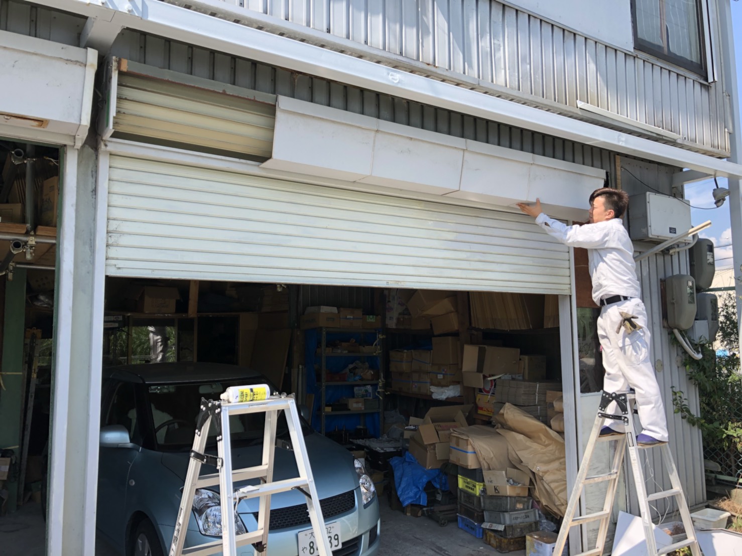 修理をしている様子